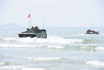 兩棲裝甲戰(zhàn)車(chē)搶灘登陸。兩棲裝甲戰(zhàn)車(chē)搶灘登陸