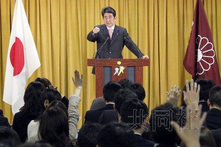12月17日，日本自民黨總裁安倍晉三17日在黨總部會見記者，表示考慮與日本維新會和眾人之黨攜手修改憲法。