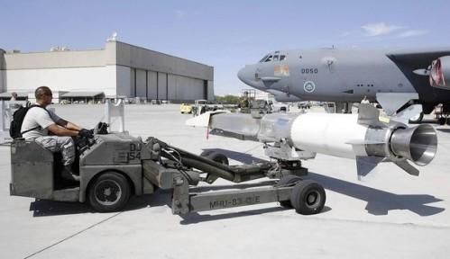 資料圖：美軍嘗試將“X-51 Wave Rider”飛行器掛在一架“B-52”轟炸機下，發射升空。