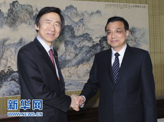 　 4月24日，中國國務(wù)院總理李克強(qiáng)在北京中南海紫光閣會見來訪的韓國外交部長官尹炳世。新華社記者謝環(huán)馳攝