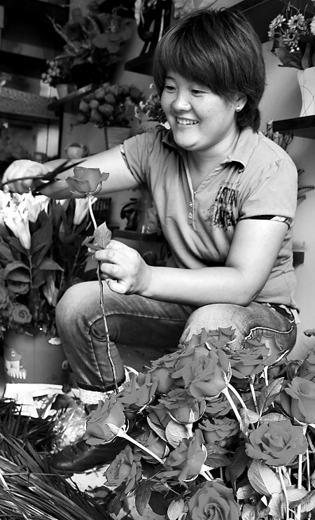 8月21日，內黃縣一家鮮花店的工作人員正在包裝鮮花。