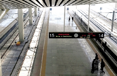 停在站臺上開往武漢的客車已按時發(fā)車試運行。