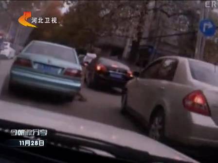 山東濟(jì)南：驚險一幕 執(zhí)法人員被拖車外百余米