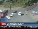 小車(chē)掉進(jìn)坑洞 駕駛員10秒逃生 超級(jí)新聞場(chǎng)