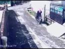 逗比劫匪騎車搶劫女子，反被女子奪車逃走