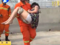 女子要跳樓 究竟為哪般？