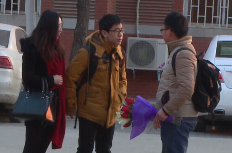 美女請(qǐng)你假裝其男友拒絕追求者，你會(huì)怎么辦？