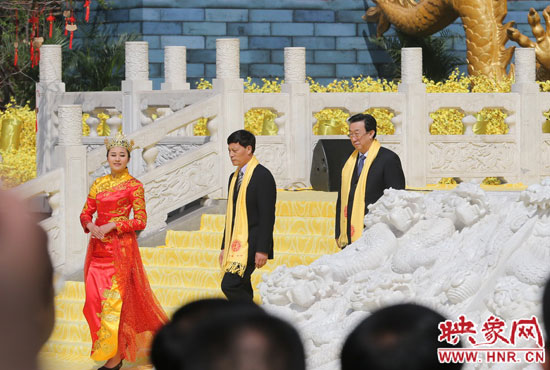 　河南省委書記、省人大常委會主任郭庚茂，河南省省長謝伏瞻敬獻花籃。映象網(wǎng)記者 邵恰 攝