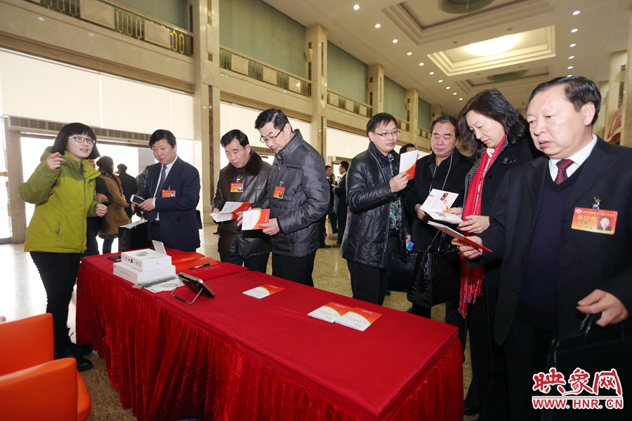向代表、委員講解大象融媒旗下出品的新聞產(chǎn)品。