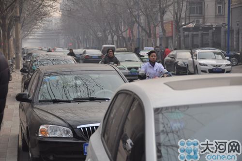 　業(yè)主將車(chē)停到經(jīng)一路上，給路人造成很大的不便