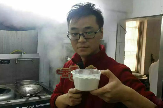 小飛手里端的是什么材料？
