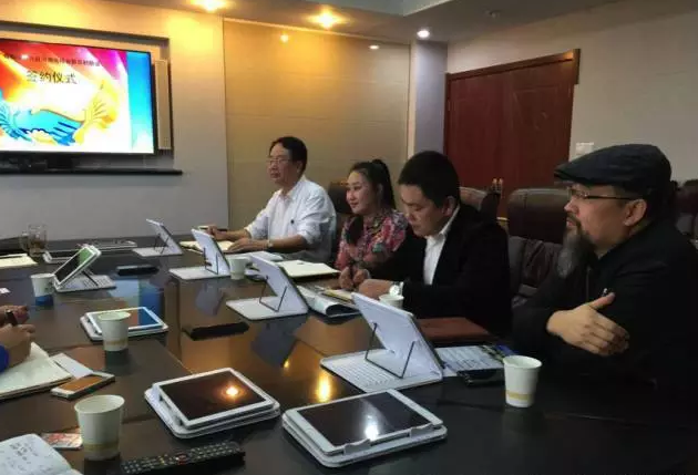 從右至左依次為趙財神，雅購供銷CEO許濤，農團聯盟創始人王婷。