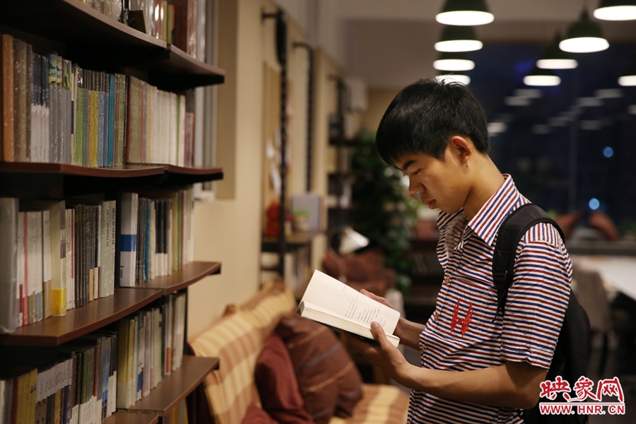 袁丙鵬，22歲，某大學大三學生：在適合的環境里看書，才能看出境界。