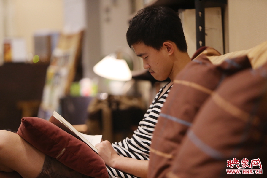 徐浩然，24歲，圖書編輯：在書店看紙質書，意境會更深一些。