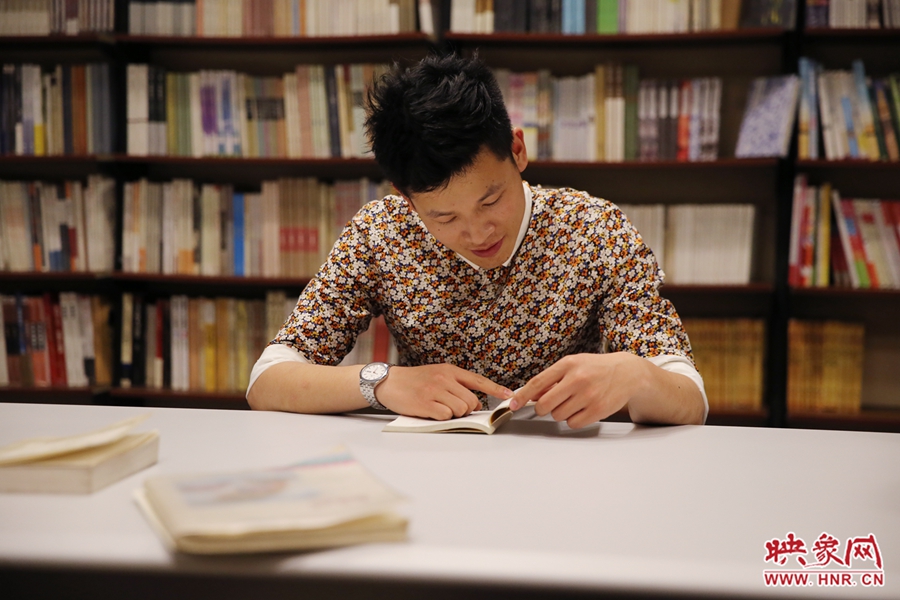 李恒，26歲，私營業主：喜歡撫摸紙質書的感覺。