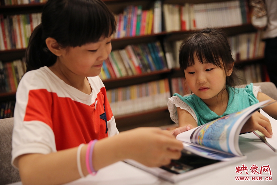 姐姐王藝茹，11歲，小學五年級學生；妹妹王有君，5歲：像喜歡看電視一樣喜歡看書。