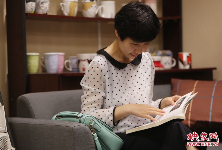 毛韶華，年齡保密，文字工作者：紙質書是營養餐，電子書是快餐。