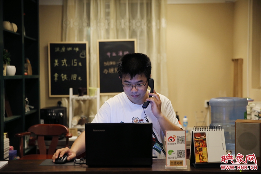 店長小博，由于書店搬遷至此，經常接詢問地址的電話。