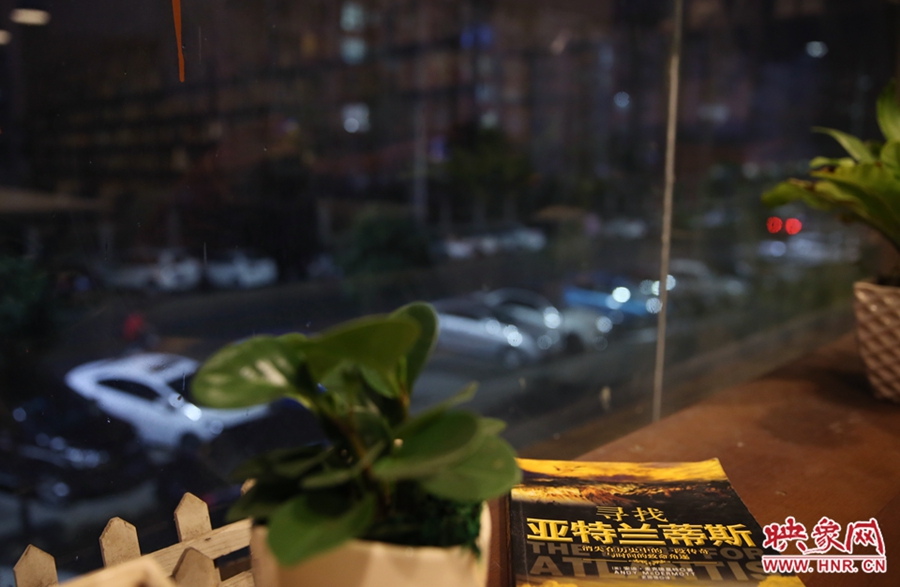 一扇窗，將喧鬧與寧靜分割。