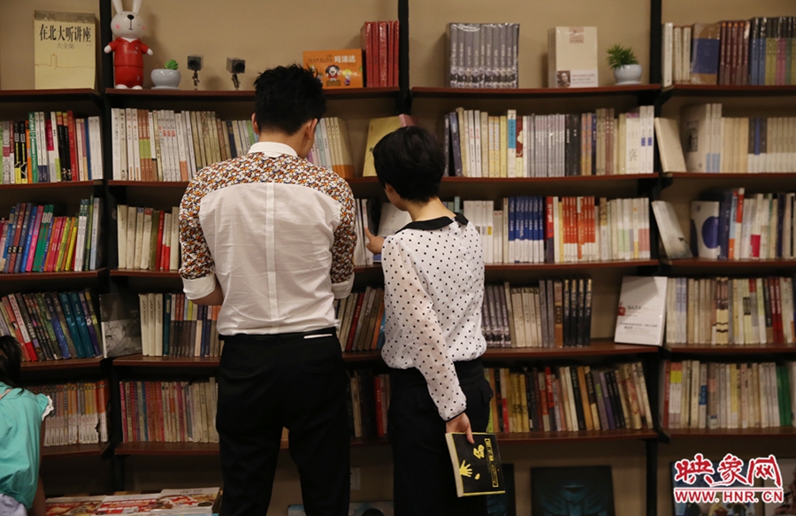 看書的人。