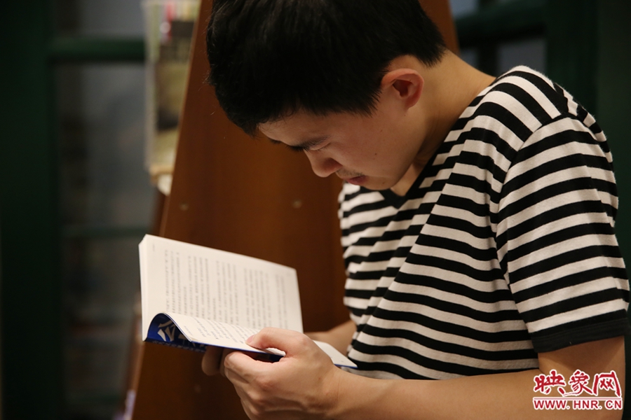 看書的人。