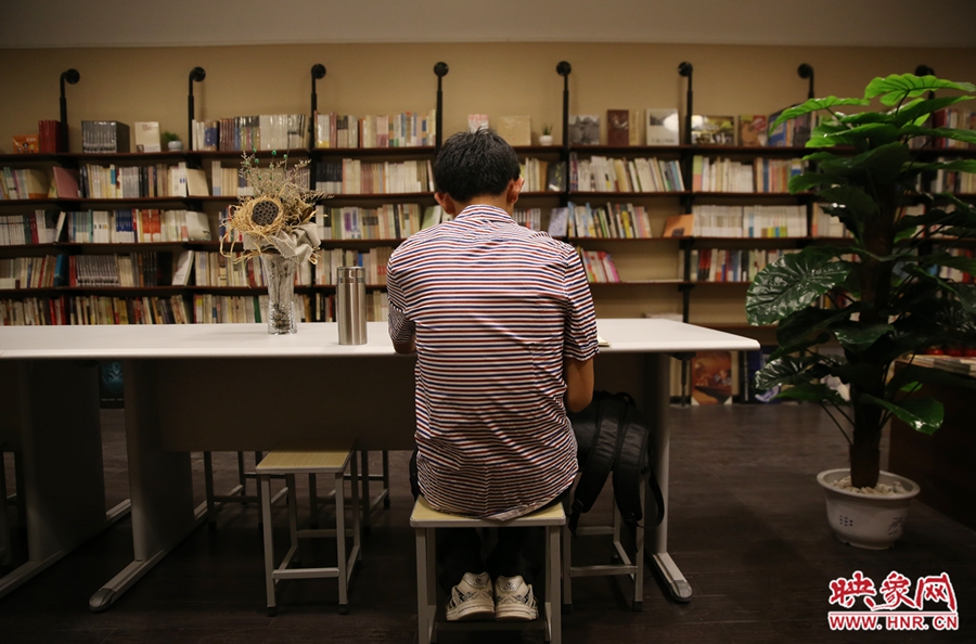 5月23日晚，鄭州一家24小時(shí)（周五、周六）書店?duì)I業(yè)。慕名而來的客人在看書。