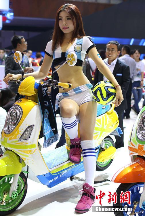 美女模特搶眼江蘇國際自行車電動車交易會