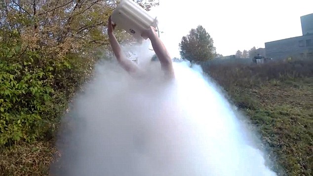俄科學家用零下195度液氮完成“冰桶挑戰”