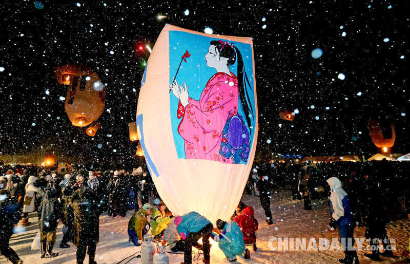 日本仙北市舉行傳統“放天燈”活動 民眾冒雪參加