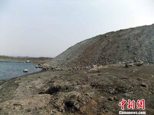 填湖造地，在鴨河水庫(kù)非法建設(shè)有越演越烈之勢(shì)。吳揚(yáng)　攝