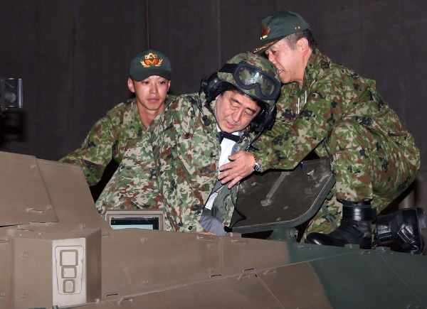 當地時間4月27日，日本千葉市，日本首相安倍晉三他身穿迷彩服頭戴鋼盔的登上展出中的日本陸上自衛隊最新