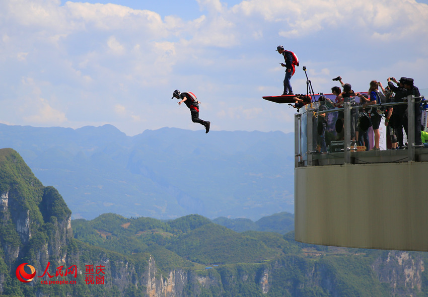 28日，2016世界低空跳傘大賽在重慶云陽(yáng)龍缸景區(qū)正式開(kāi)賽。圖為選手角逐中。劉政寧 攝